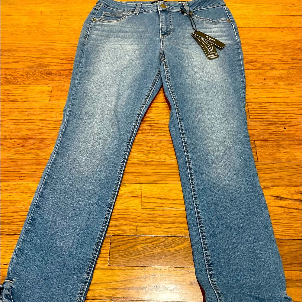 NWT d. jeans size 10, Modern Fit.